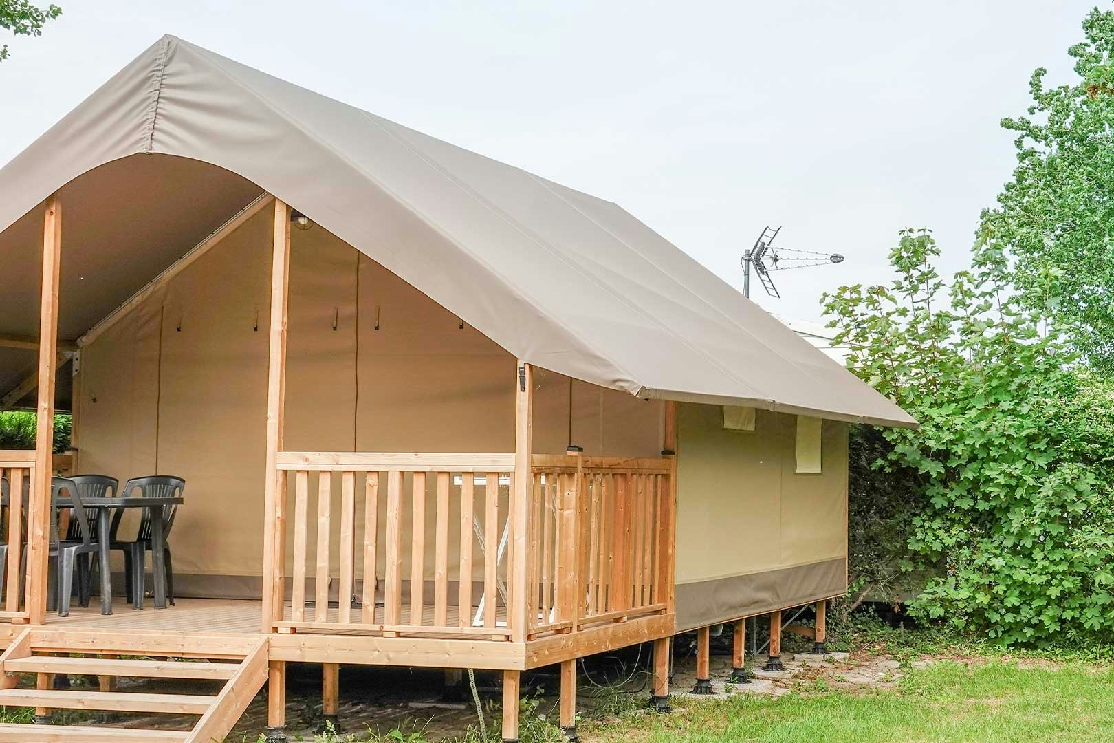 Camping Les 3 Sablières - Glamping-Zelt mit Terrasse auf dem Campingplatz