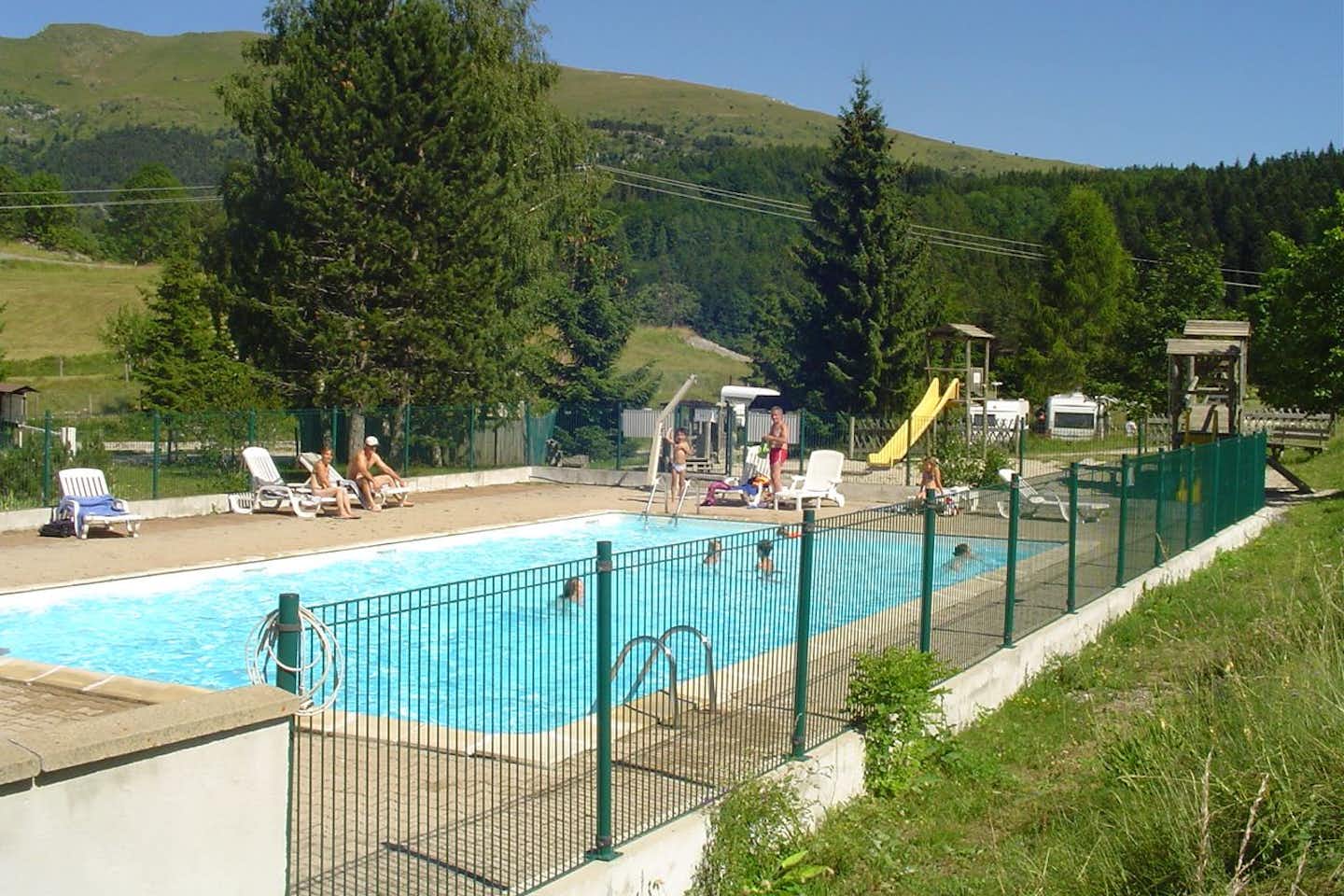 Camping Les 4 Saisons - Swimmingpool mit Kinderspielplatz im Hintergrund