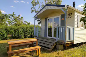 Camping Les 4 Saisons - Mobilheim mit Veranda auf dem Campingplatz