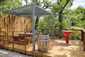 Camping Les 4 Saisons - Grillbereich und Picknick-tisch auf dem Campingplatz