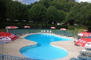 Camping Les 4 Saisons - Swimmingpool mit Liegestühlen und Sonnenschirmen am Rand