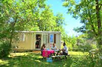 Camping Les 5 Vallées - Mietunterkunft im Grünen mit Sitzbereich im Freien