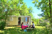 Camping Les 5 Vallées - Mietunterkunft im Grünen mit Sitzbereich im Freien