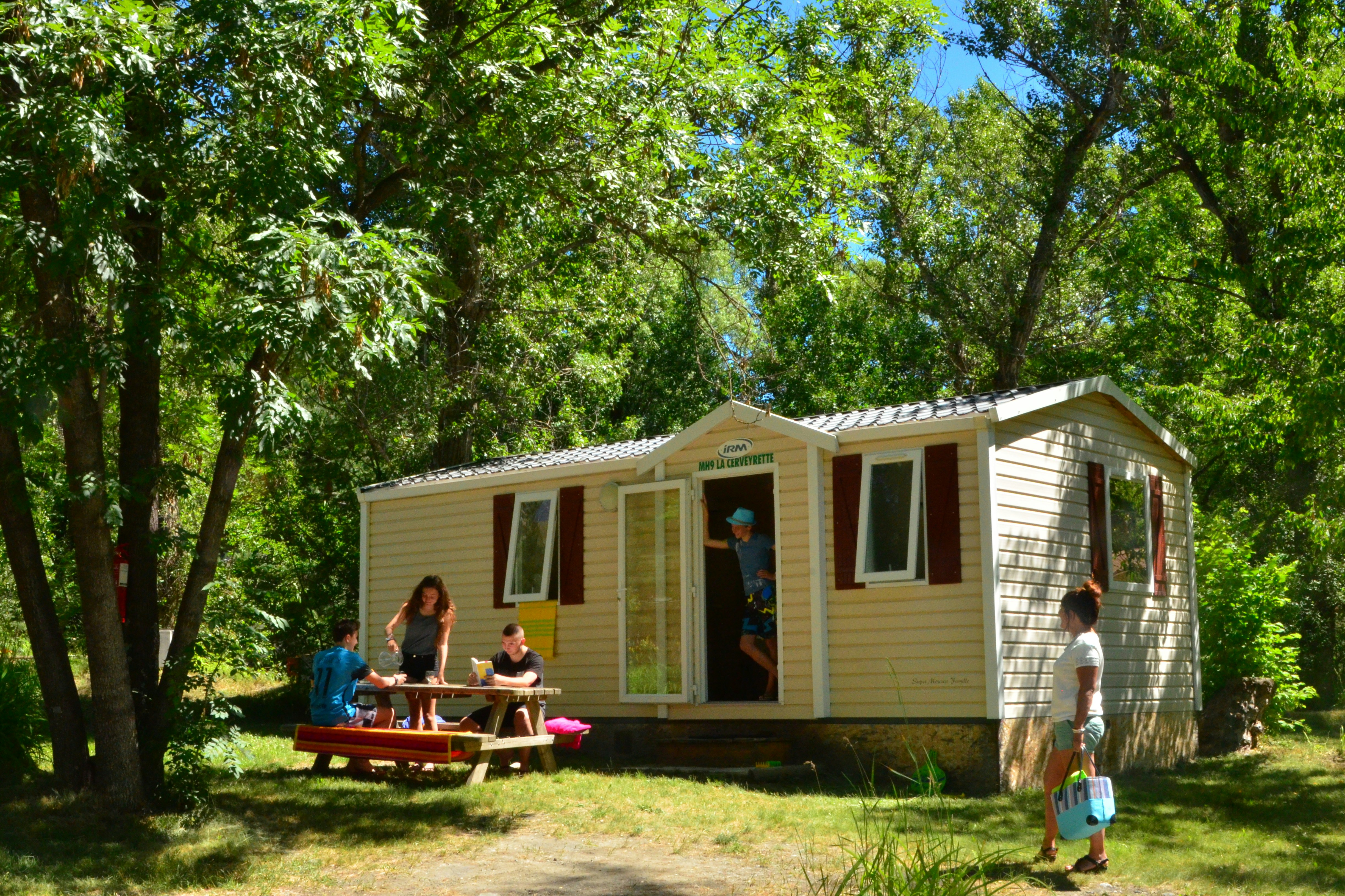 Camping Les 5 Vallées - Mietunterkunft mit Sitzbereich im Freien 