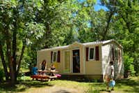 Camping Les 5 Vallées - Mietunterkunft mit Sitzbereich im Freien 