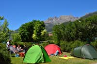 Camping Les 5 Vallées - Zeltplatz auf grüner Wiese umgeben von Hecken
