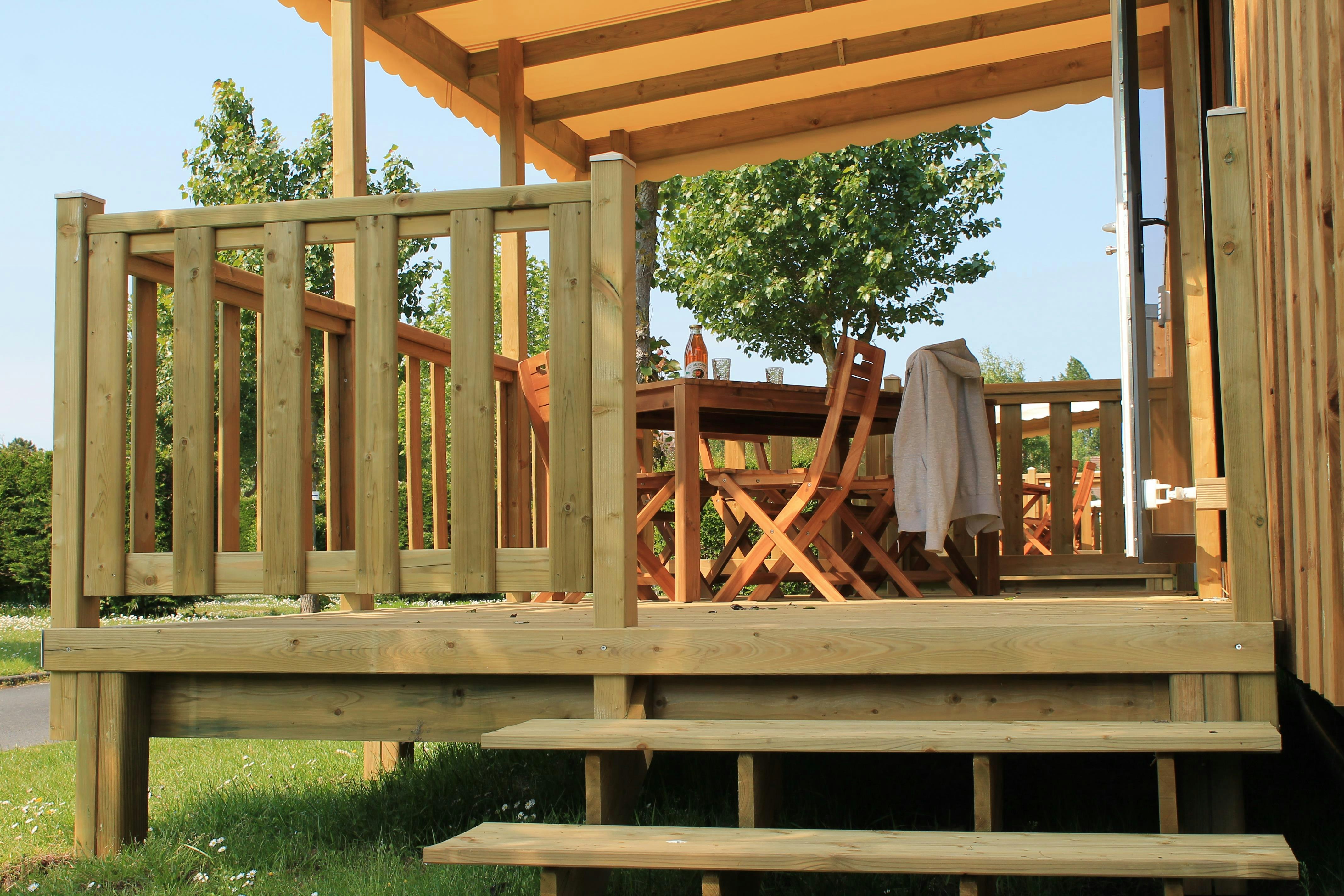 Camping Seasonova Les 7 Iles  Camping Les 7 Iles - Kleiner terrasse mit Sitzbereich einer Mietunterkunft