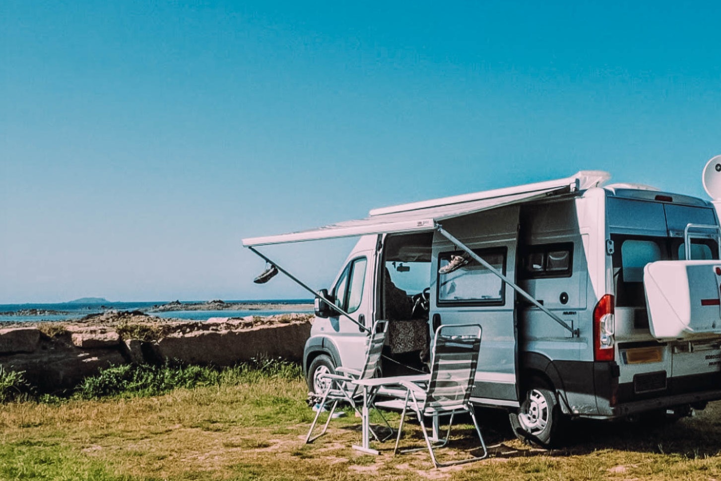 Camping Seasonova Les 7 Iles  Camping Les 7 Iles - Standplatz mit Blick auf das Meer