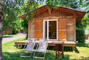 Camping Les 7 Laux - Mobilheim mit Terrasse auf dem Campingplatz