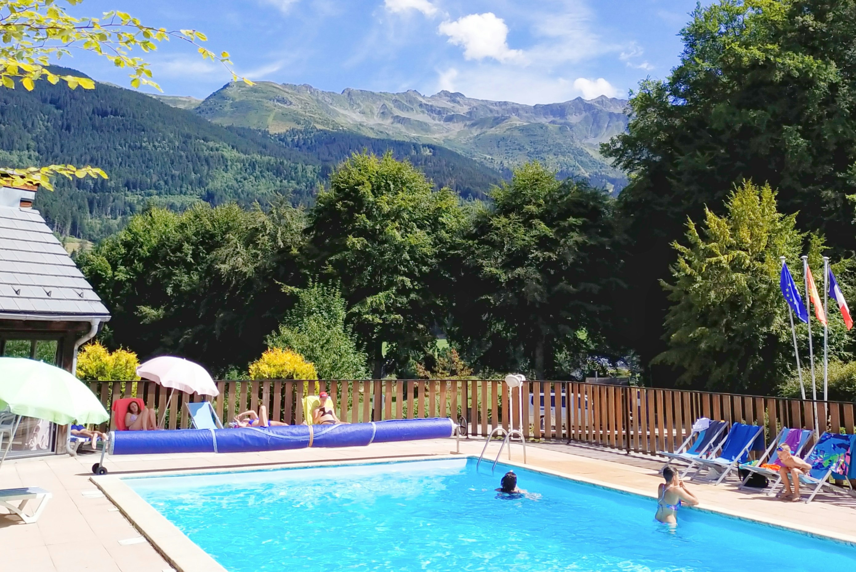 Camping Les 7 Laux  - Pool im Freien mit Liegestühlen und Sonnenschirmen