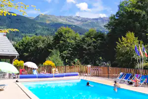 Camping Les 7 Laux - Pool im Freien mit Liegestühlen und Sonnenschirmen