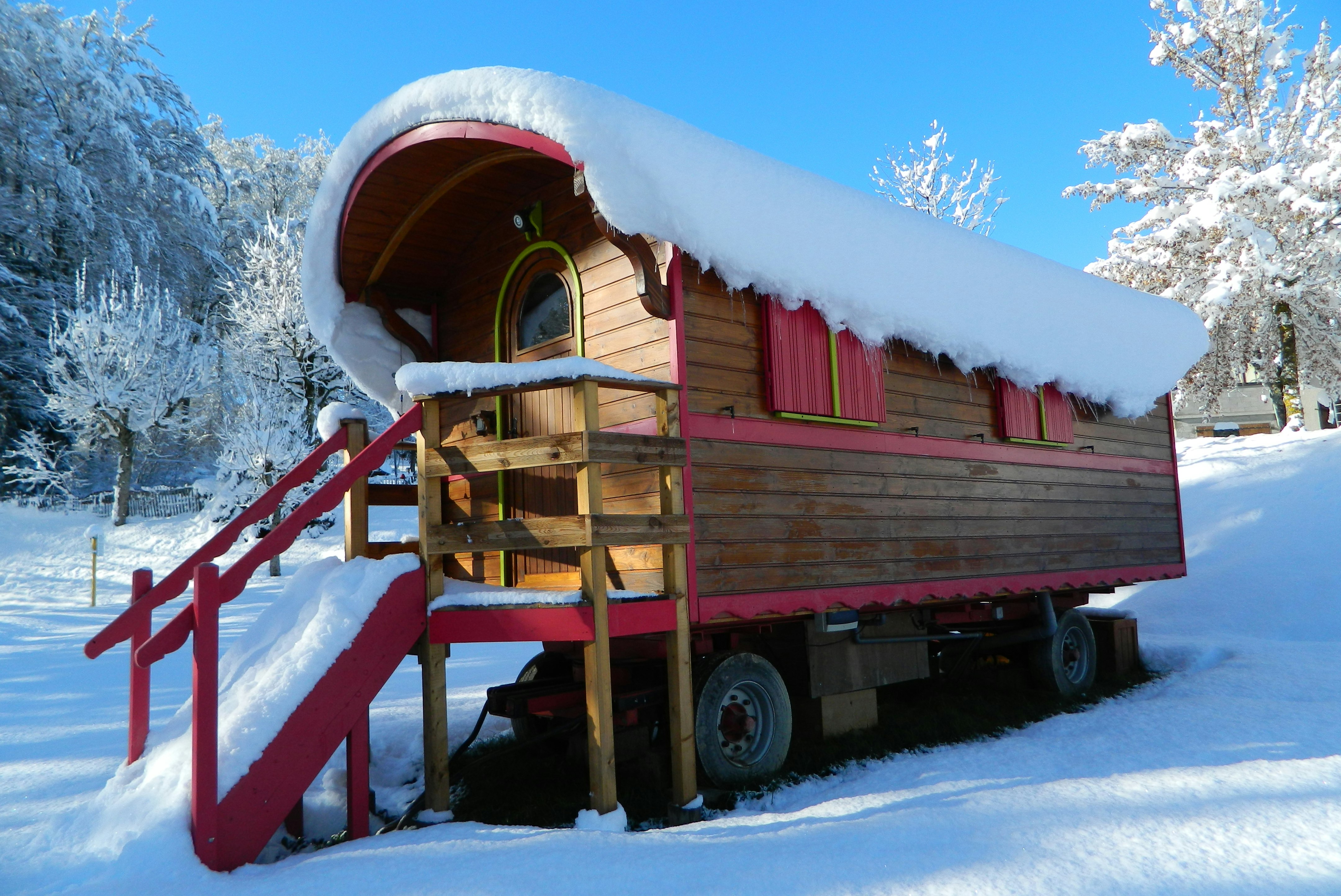 Camping Les 7 Laux - Blick auf einen Schäferwagen im Winter