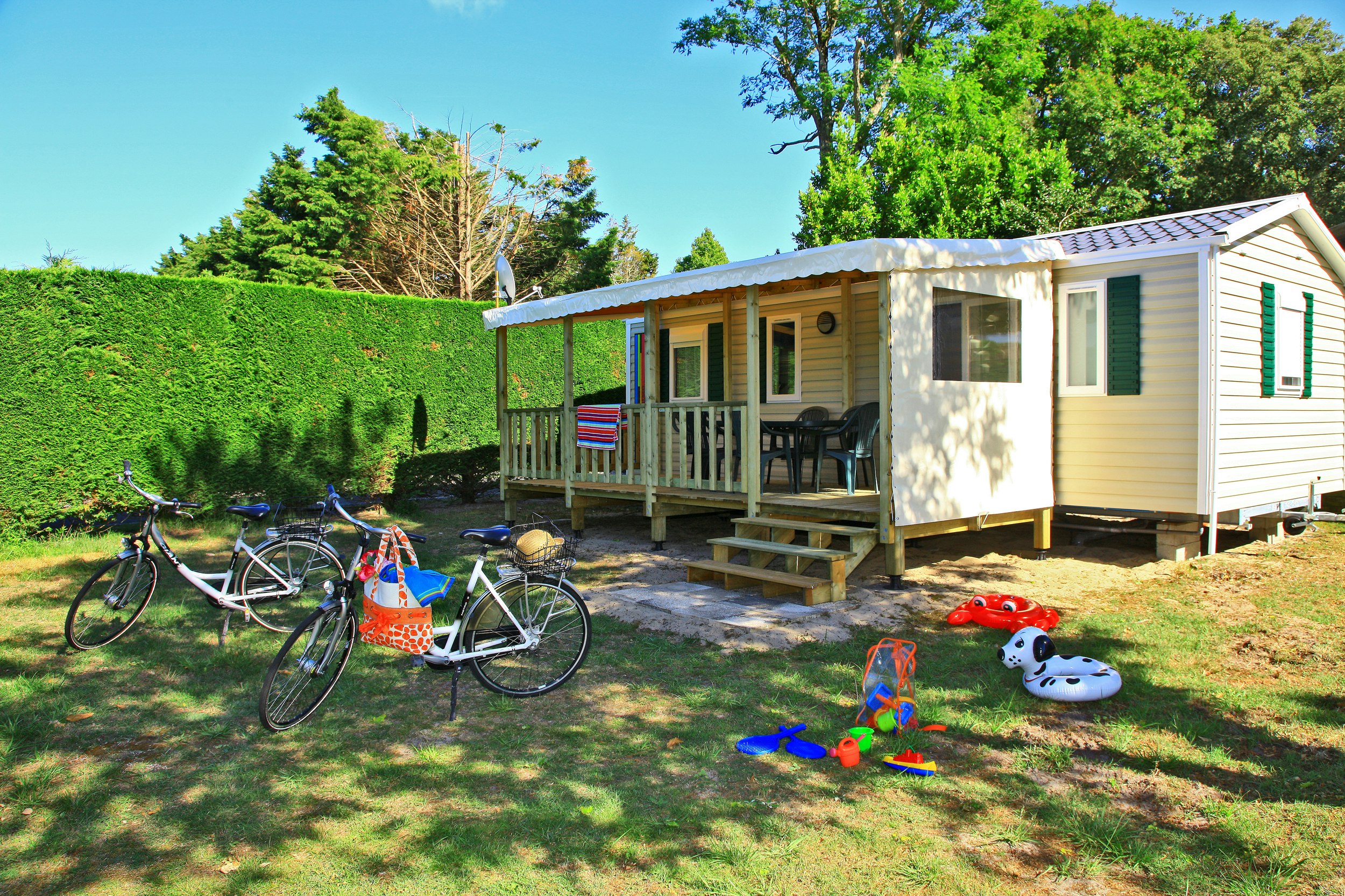 Camping Les Acacias  - Mobilheim mit Terrasse auf dem Campingplatz
