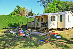 Camping Les Acacias - Mobilheim mit Terrasse auf dem Campingplatz