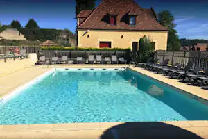 Camping Les Acacias - Pool vom Campingplatz mit Liegestühlen in der Sonne