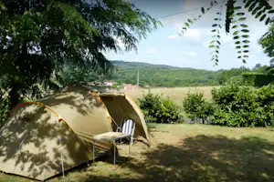Camping Les Acacias - Zelt vom Campingplatz im Grünen
