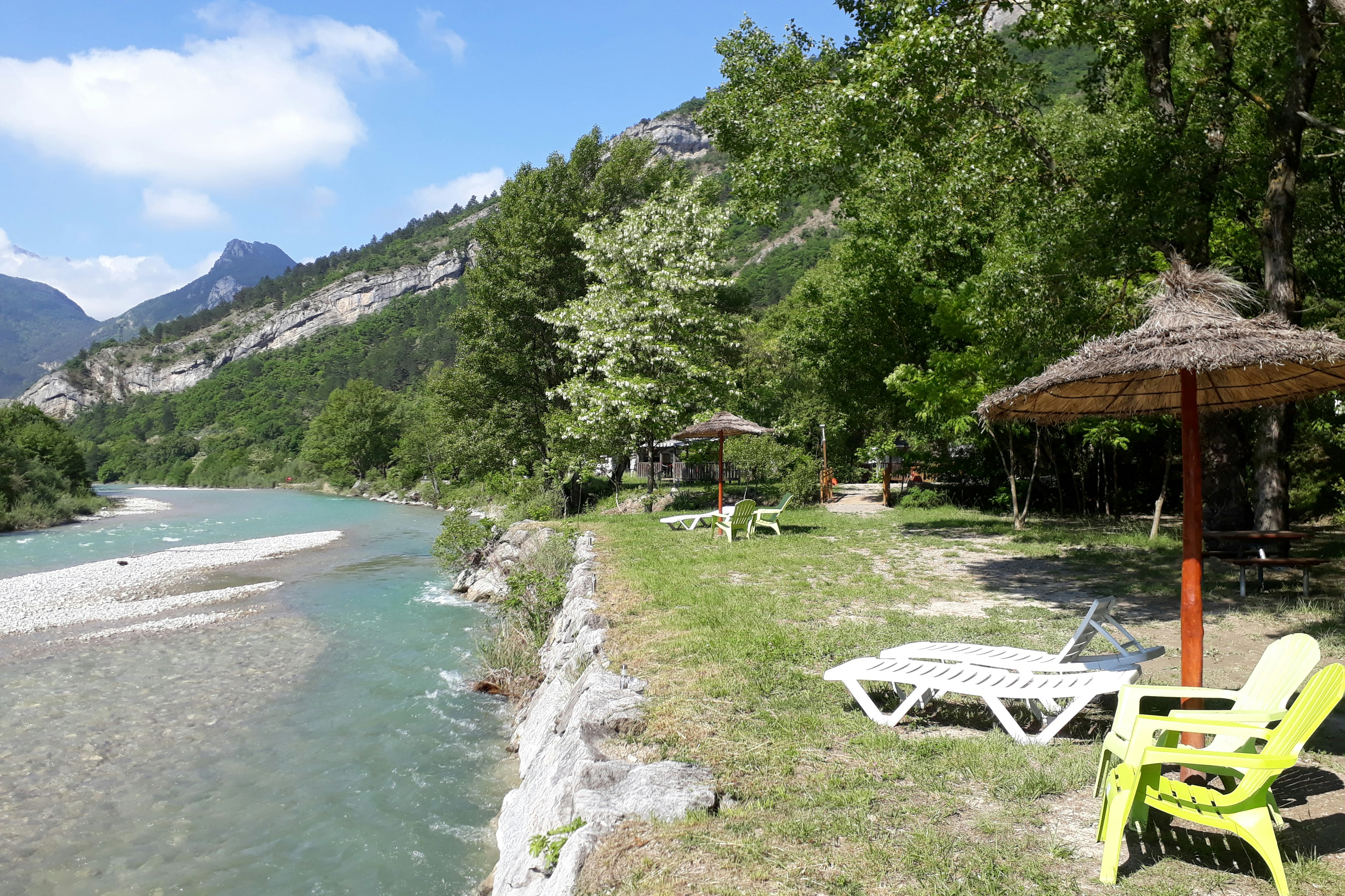 Camping Les Acacias - Flussufer mit Sonnenbereich