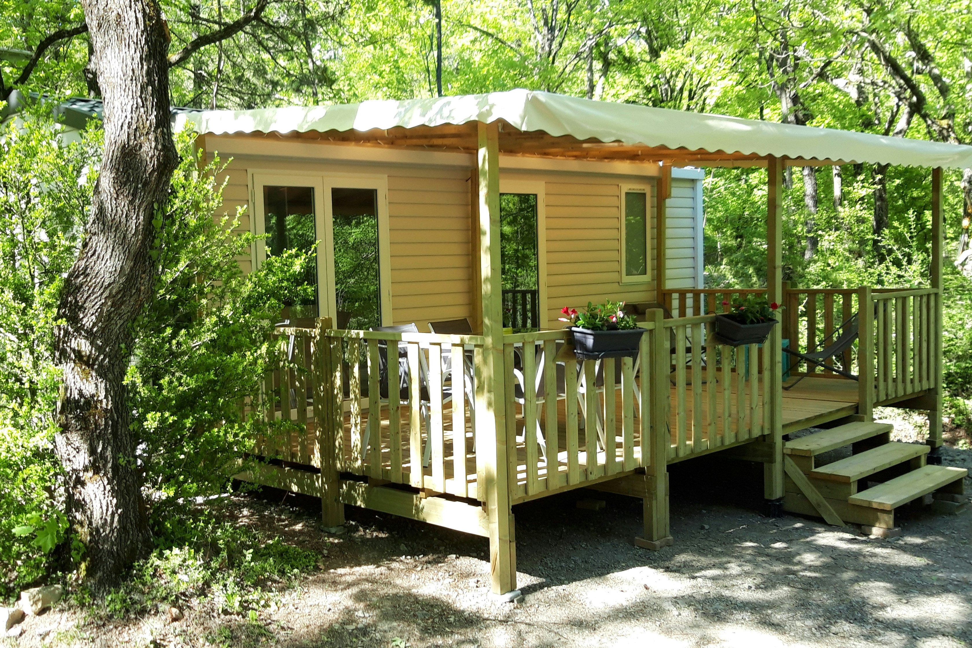 Camping Les Acacias - Mobilheim mit überdachter Terrasse
