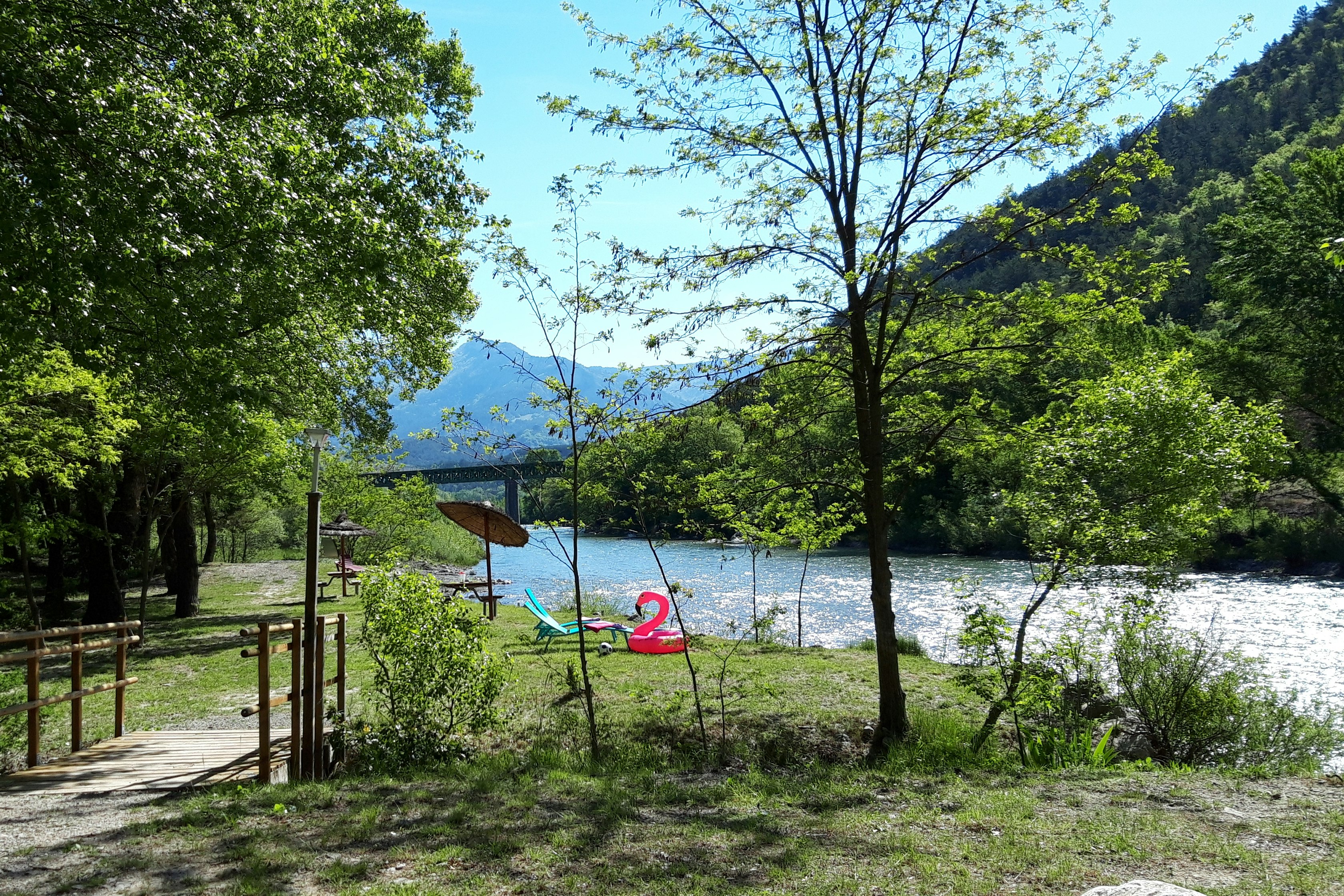 Camping Les Acacias - Ufer am Fluss Drome
