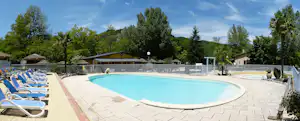Camping Les Acacias - Campingplatz mit Pool, Liegestühlen und Sonnenschirmen