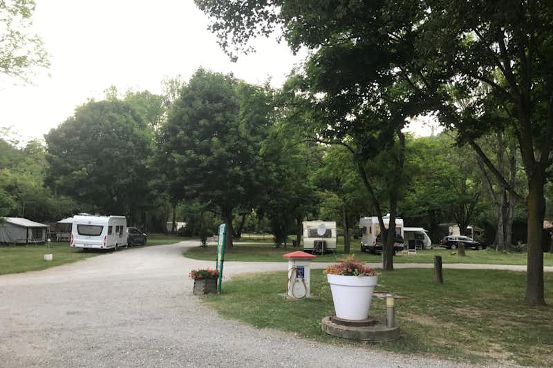 Camping Les Acacias - Wohnmobil un Wohnwagen Stellplaetze auf der Wiese