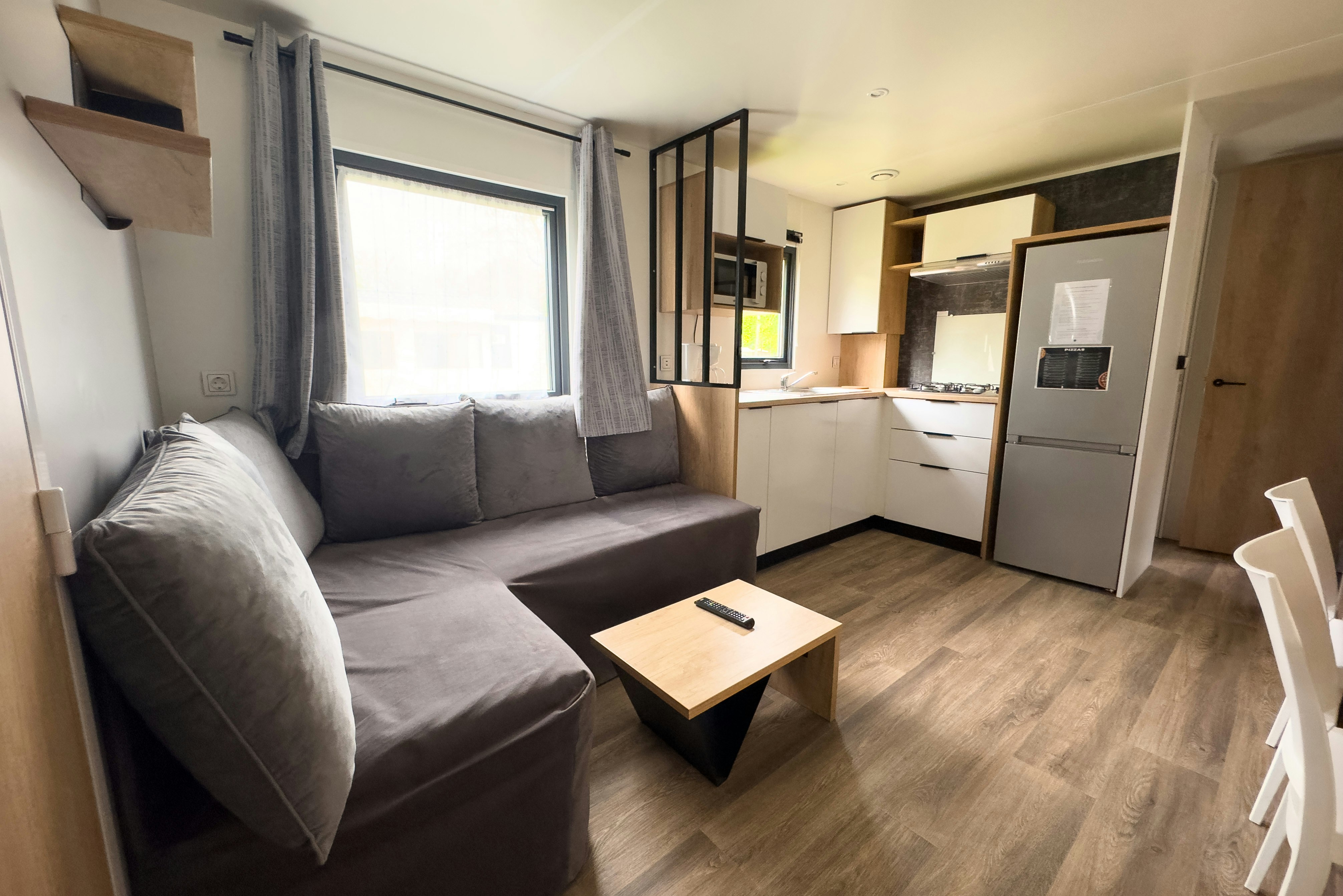 Camping Les Acacias  - Innenansicht eines Mobilheims mit Küche