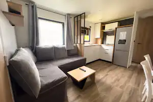Camping Les Acacias - Innenansicht eines Mobilheims mit Küche