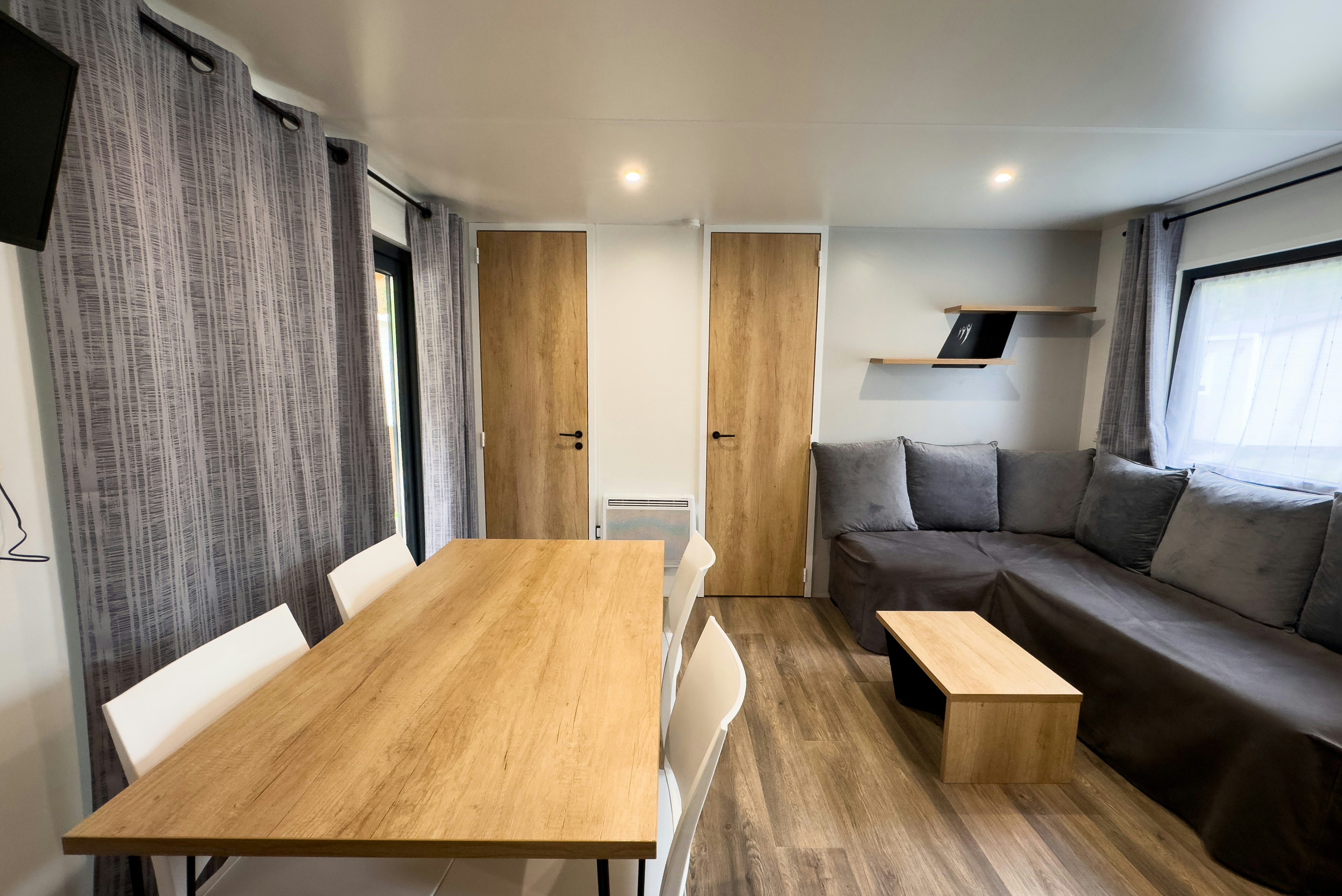 Camping Les Acacias  - Innenansicht eines Mobilheims mit Wohn- und Essbereich