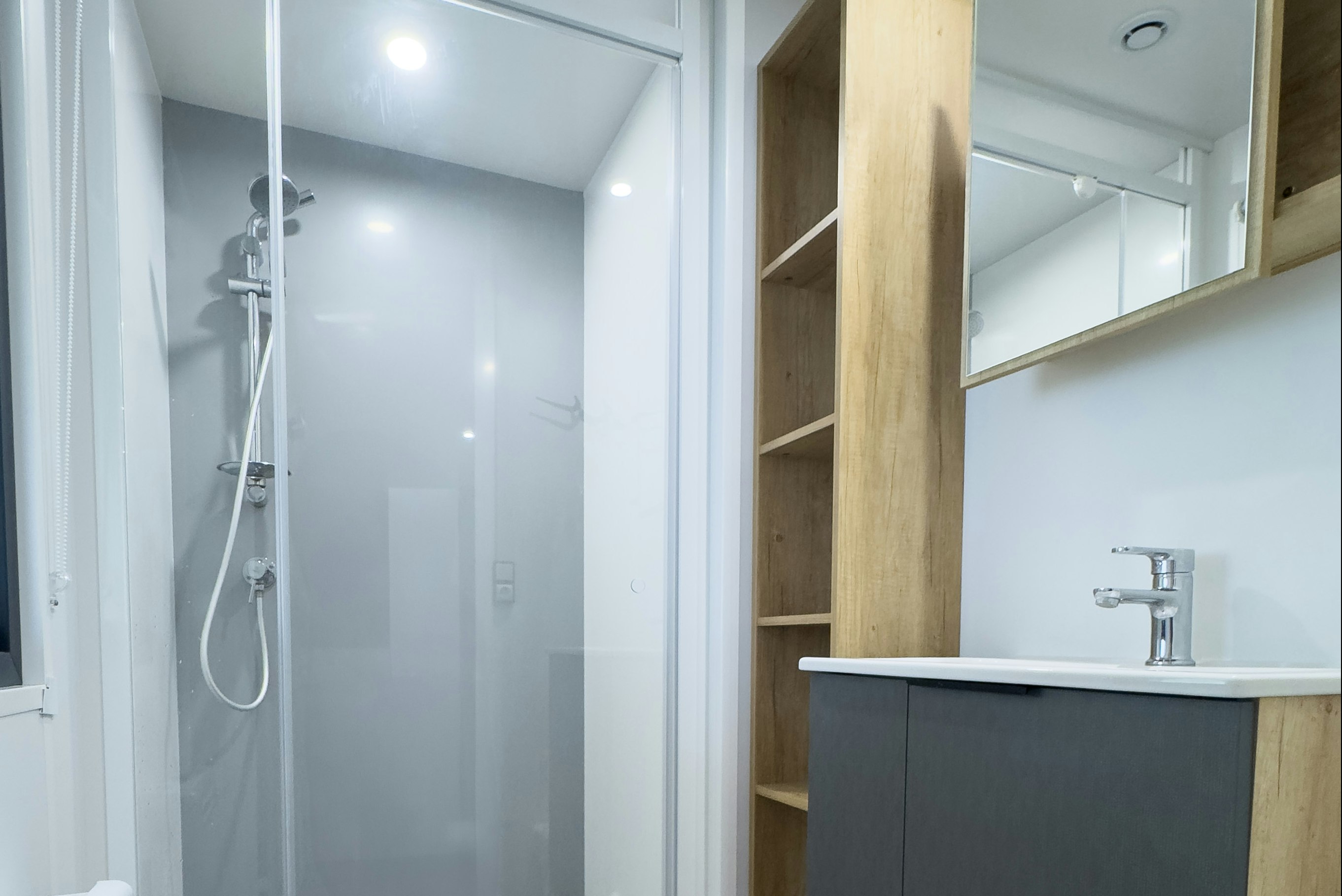 Camping Les Acacias - Badezimmer in einem Mobilheim