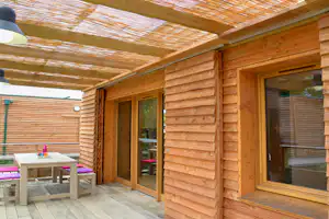 Camping Les Adilllons - Aquadis Loisirs - Mobilheim mit Terrasse auf dem Campingplatz