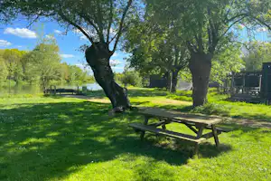 Camping Les Adilllons - Aquadis Loisirs - Blick auf den grünen Campingplatz
