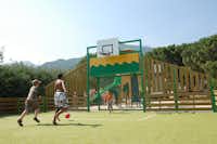 Camping Les Albères - Kinderspielplatz, Basketball- und Fußballplatz mit spielenden Kindern