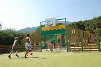 Camping Les Albères - Kinderspielplatz, Basketball- und Fußballplatz mit spielenden Kindern