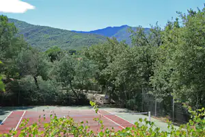 Camping Les Albères - Tennisplatz vom Campingplatz zwischen Bäumen