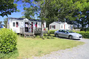 Camping les Alizés - Bungalows mit Veranden auf dem Campingplatz
