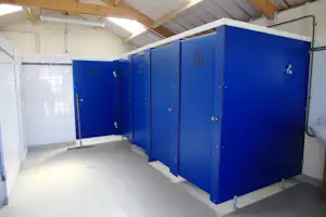 Camping les Alizés - Duschkabinen im Sanitärgebäude