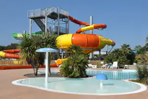 Camping les Alizés - Poolbereich mit Rutschenturm des Campingplatzes