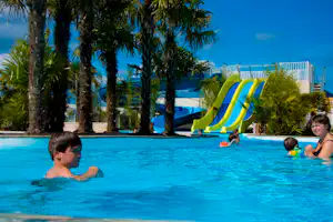 Camping les Alizés - Schwimmende Camper im Swimmingpool