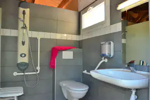 Camping Les Amarines - Barrierefreier Sanitärbereich auf dem Campingplatz