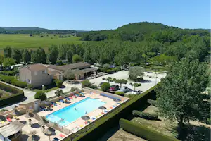 Camping Les Amarines - Campingplatzanlage mit Pool und Liegestühlen in der Sonne