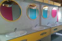 Camping Les Amarines - Innenraum Sanitärraum mit Waschbecken Spiegeln und WC-Kabinen