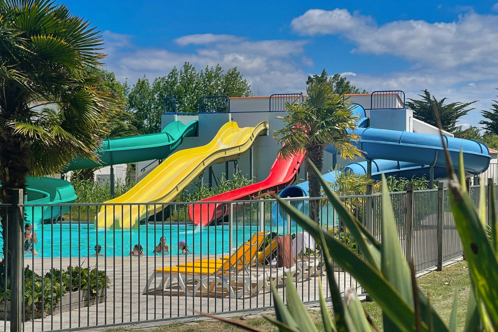 Camping Les Amiaux - Rutschen im Freibad des Campingplatzes