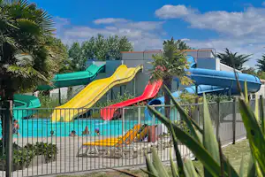 Camping Les Amiaux - Rutschen im Freibad des Campingplatzes