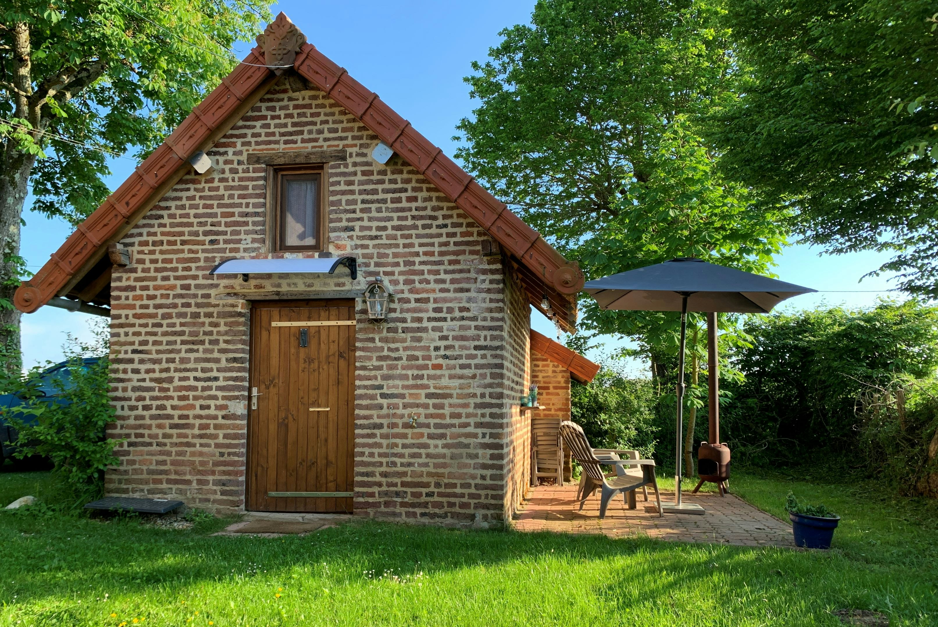 Camping Les Arbois  - Mobilheim mit Terrasse auf dem Campingplatz