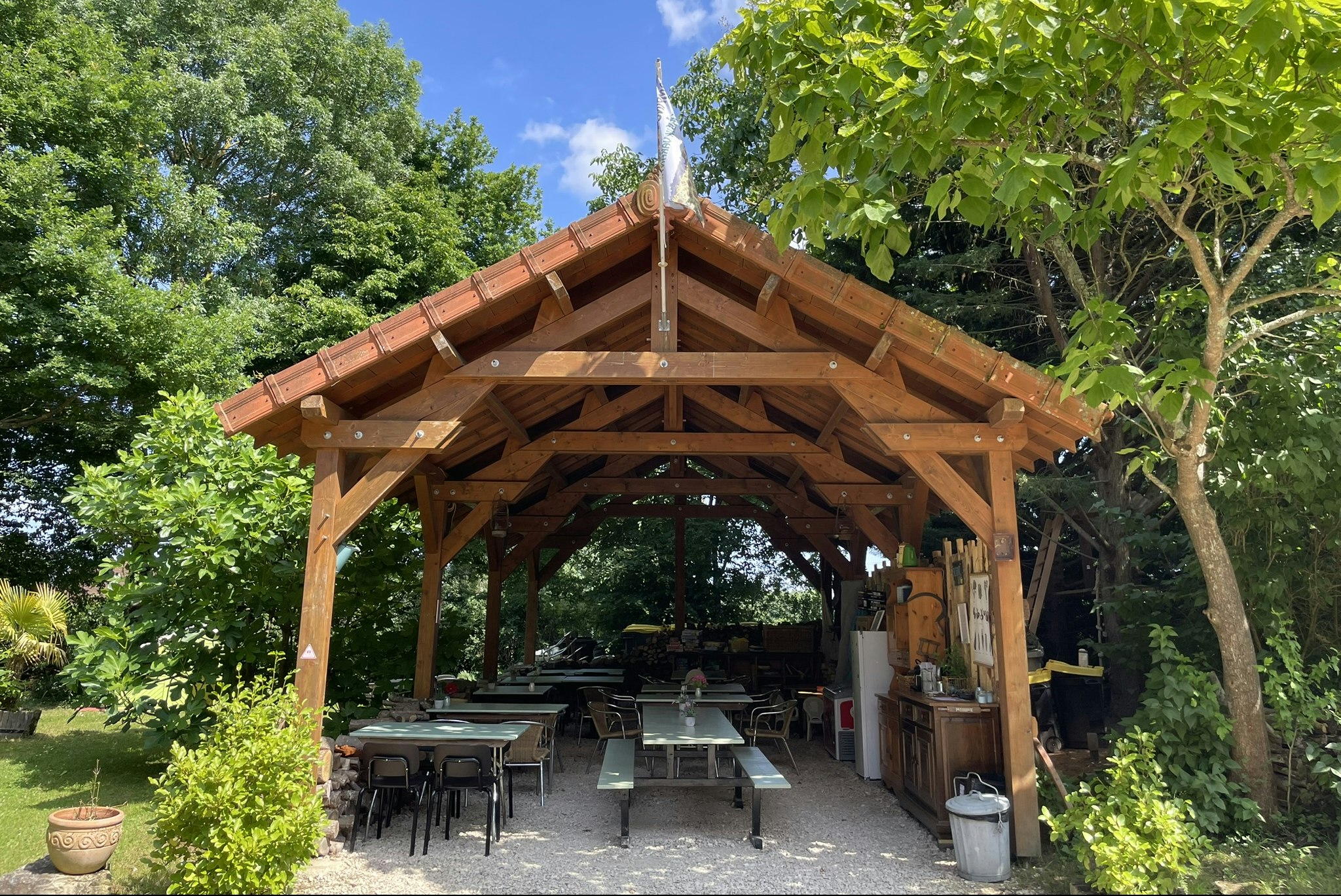 Camping Les Arbois - Outdoor-Küche und Terrasse auf dem Campingplatz