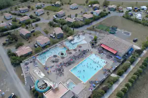 Camping Les Arches - Luftaufnahme vom Pool und den Mobilheimen auf dem Campingplatz