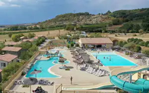 Camping Les Arches - Blick auf das Freibad des Campingplatzes mit Rutsche