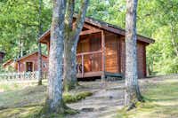 Camping les Aubazines - Mobilheime vom Campingplatz zwischen Bäumen