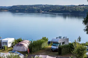 Camping les Aubazines - Wohnwagen- und Zeltstellplatz vom Campingplatz am Fluss