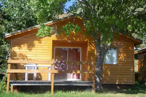Camping Les Auches - Chalet auf dem Campingplatz mit Veranda und schattenspendendem Baum